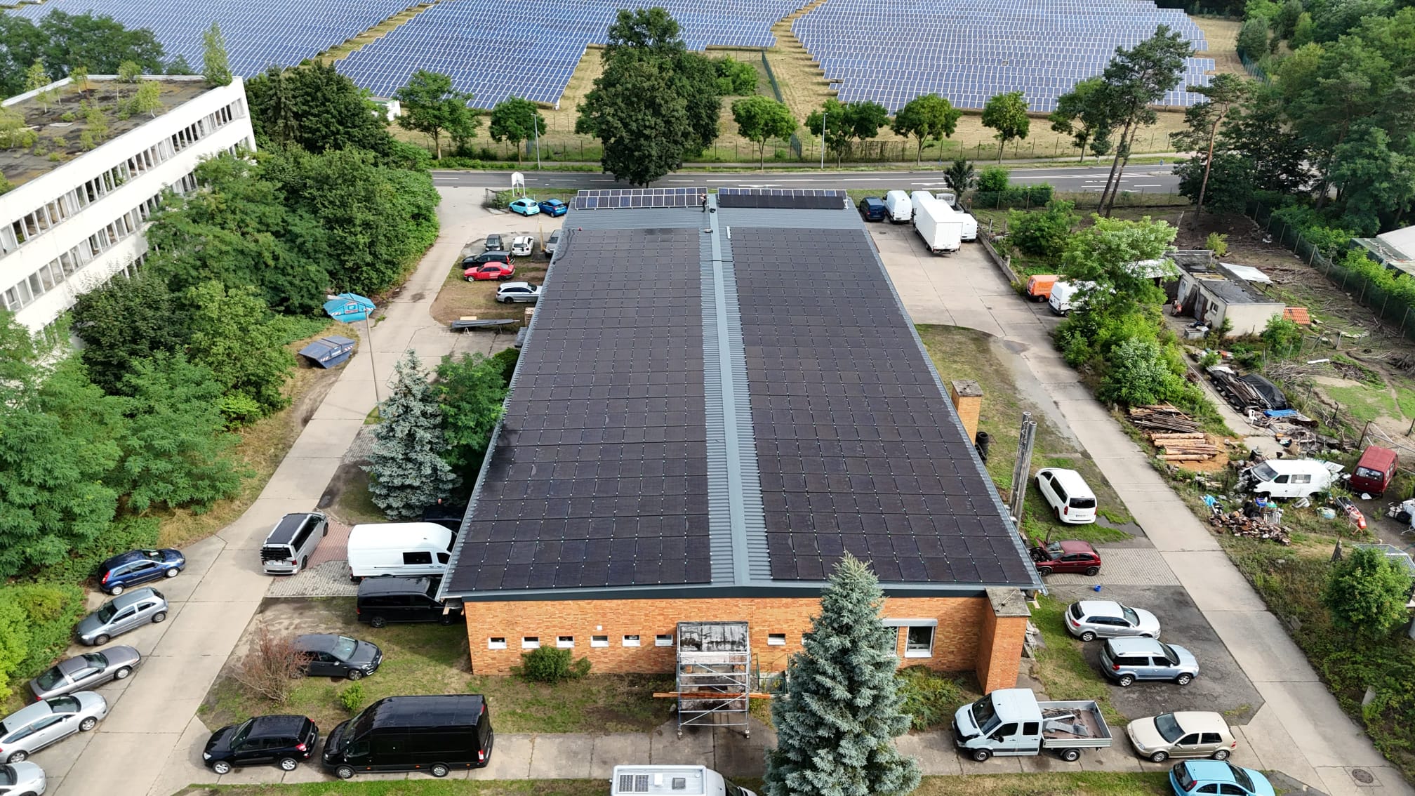 Referenzprojekt: Luftaufnahme einer Photovoltaik-Anlage auf einem Gewerbedach